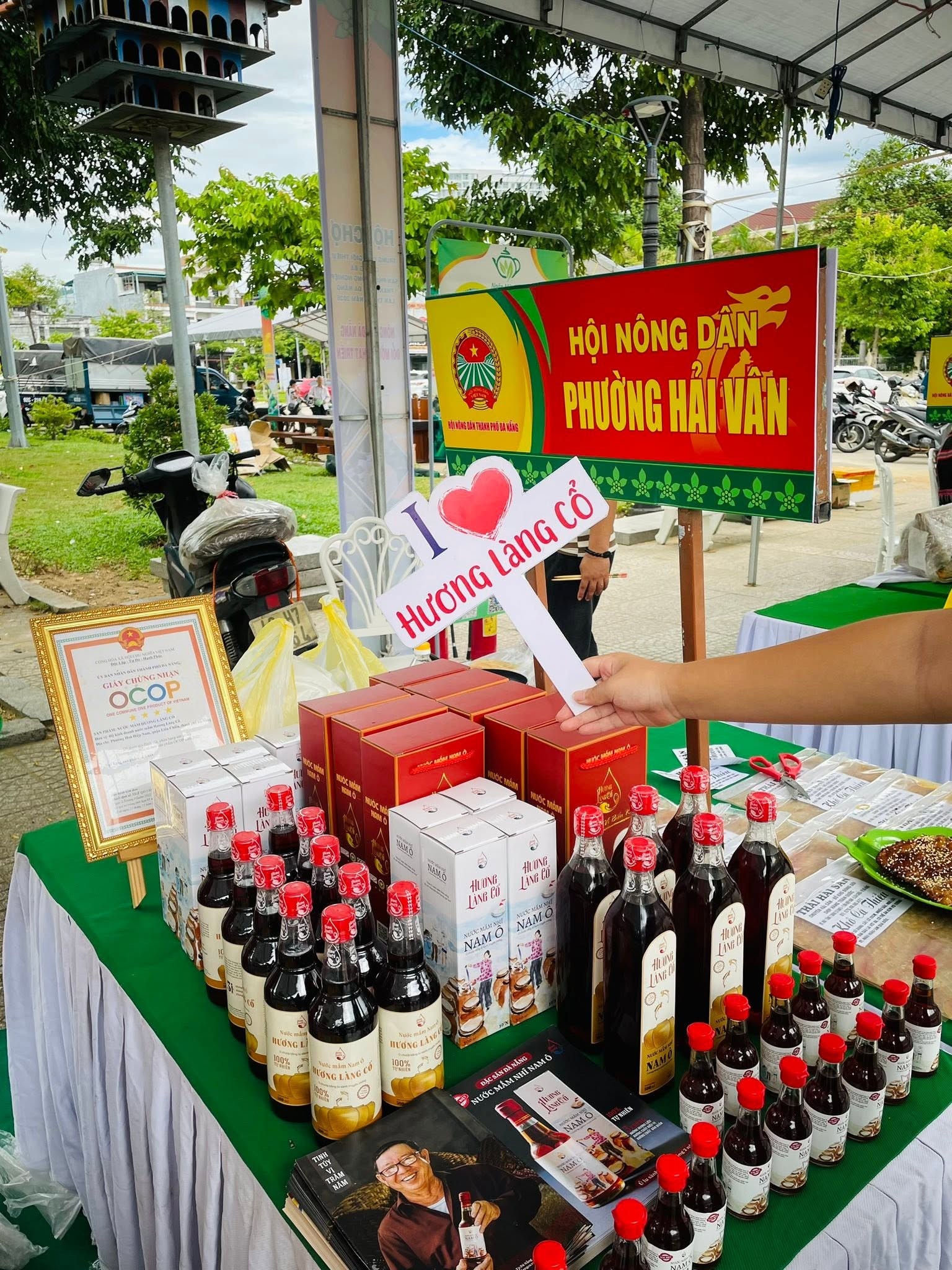 Giữ nghề nước mắm Nam Ô qua 4 thế hệ, thầy giáo Đà Nẵng được vinh danh Giữ nghề nước mắm Nam Ô qua 4 thế hệ, thầy giáo Đà Nẵng được vinh danh