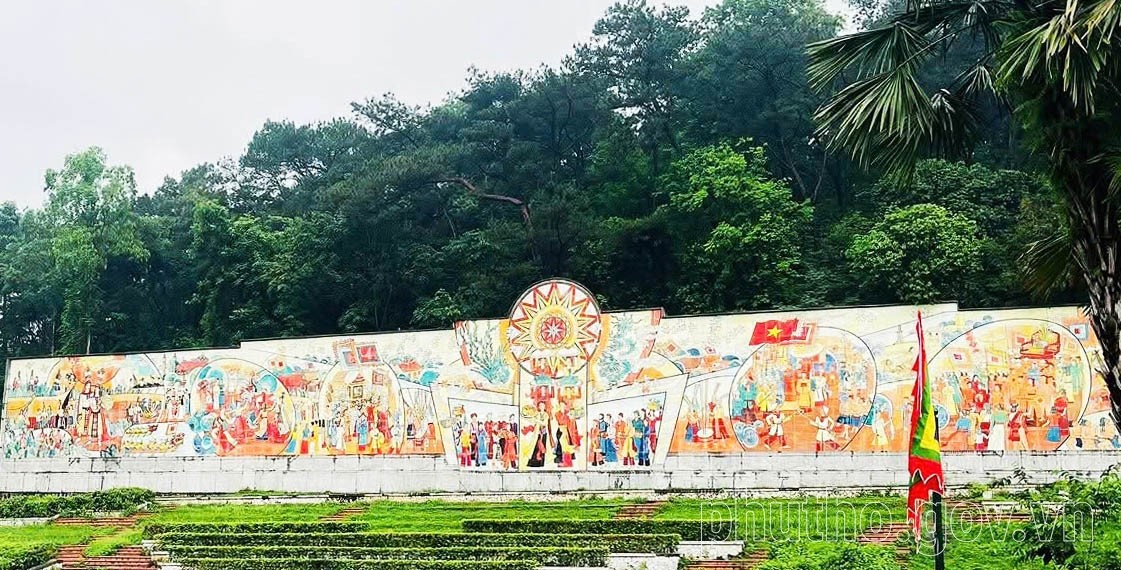 Tượng đài “Bác Hồ với ngày hội non sông”: Tiếp nối mạch nguồn dựng nước, giữ nước Tượng đài “Bác Hồ với ngày hội non sông”: Tiếp nối mạch nguồn dựng nước, giữ nước