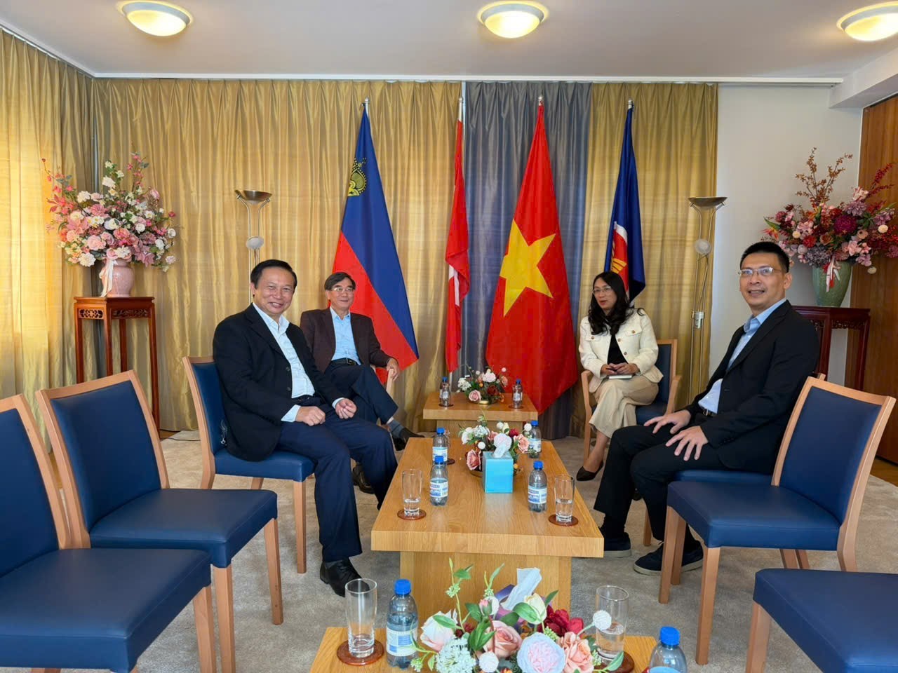Chủ tịch Hội Sinh vật cảnh Việt Nam thăm và làm việc tại Thụy Sĩ Chủ tịch Hội Sinh vật cảnh Việt Nam thăm và làm việc tại Thụy Sĩ