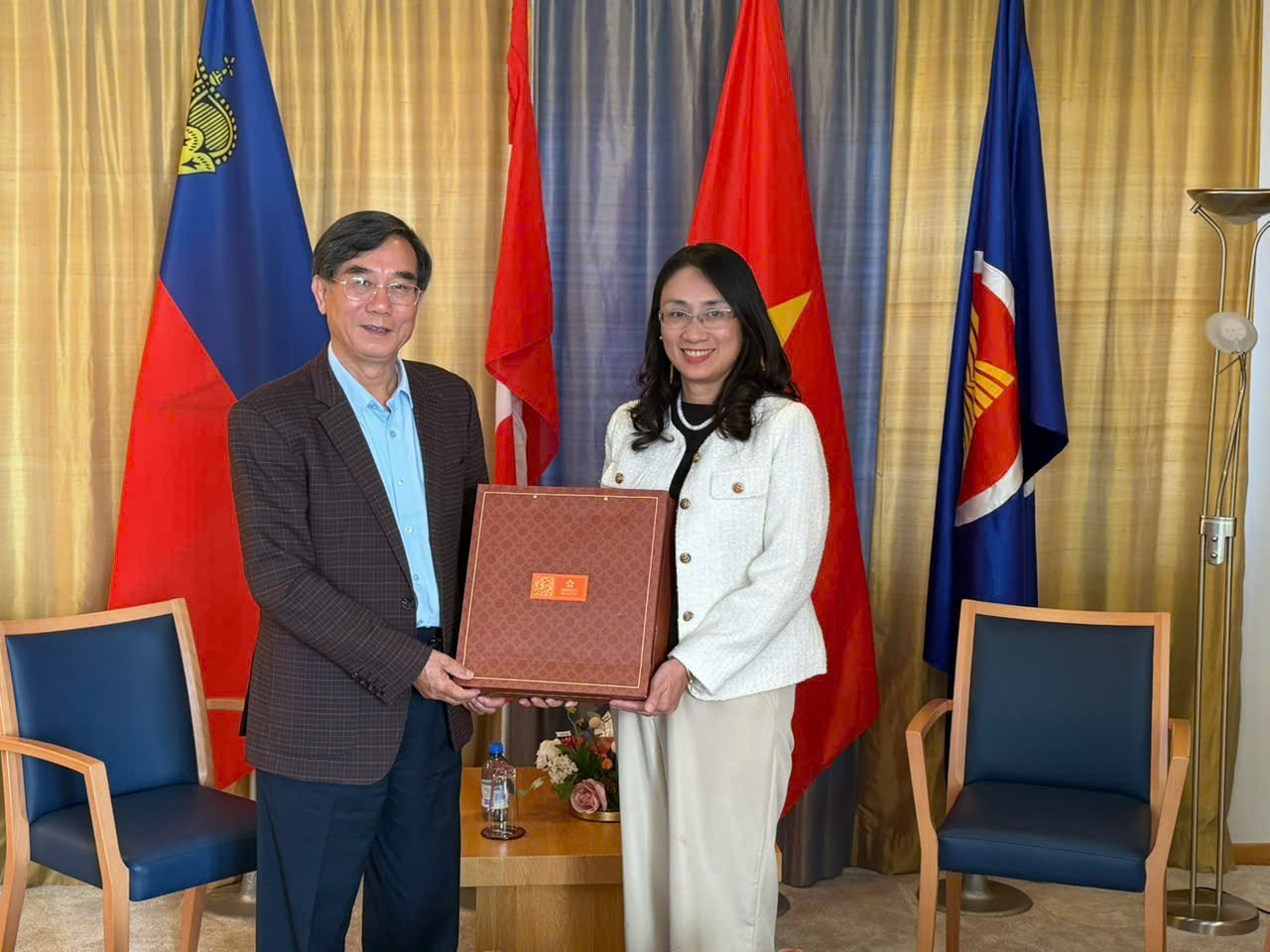 Chủ tịch Hội Sinh vật cảnh Việt Nam thăm và làm việc tại Thụy Sĩ Chủ tịch Hội Sinh vật cảnh Việt Nam thăm và làm việc tại Thụy Sĩ