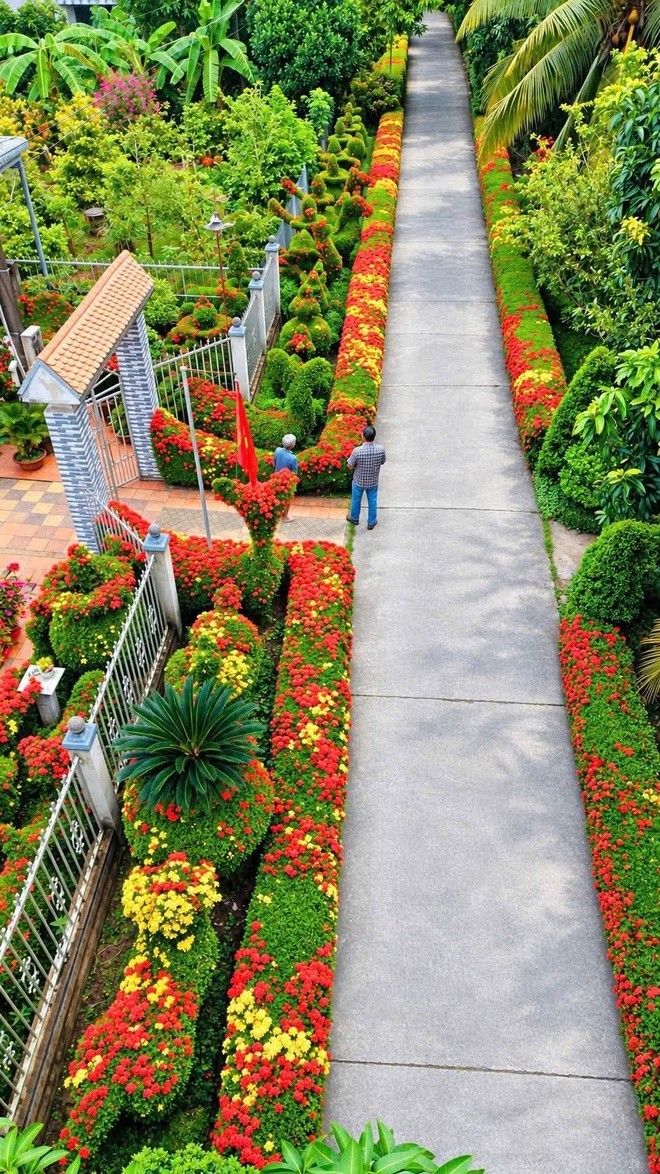 Hàng rào bông trang hình thú độc nhất miền Tây của lão nông 66 tuổi Hàng rào bông trang hình thú độc nhất miền Tây của lão nông 66 tuổi
