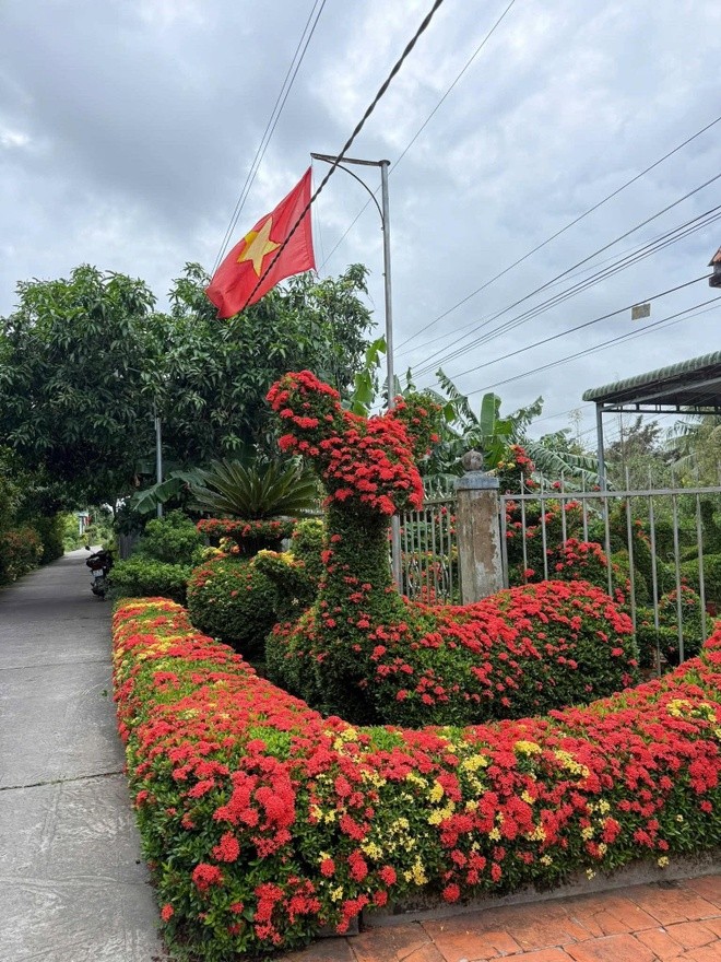Hàng rào bông trang hình thú độc nhất miền Tây của lão nông 66 tuổi Hàng rào bông trang hình thú độc nhất miền Tây của lão nông 66 tuổi
