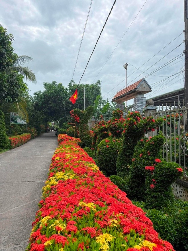 Hàng rào bông trang hình thú độc nhất miền Tây của lão nông 66 tuổi Hàng rào bông trang hình thú độc nhất miền Tây của lão nông 66 tuổi
