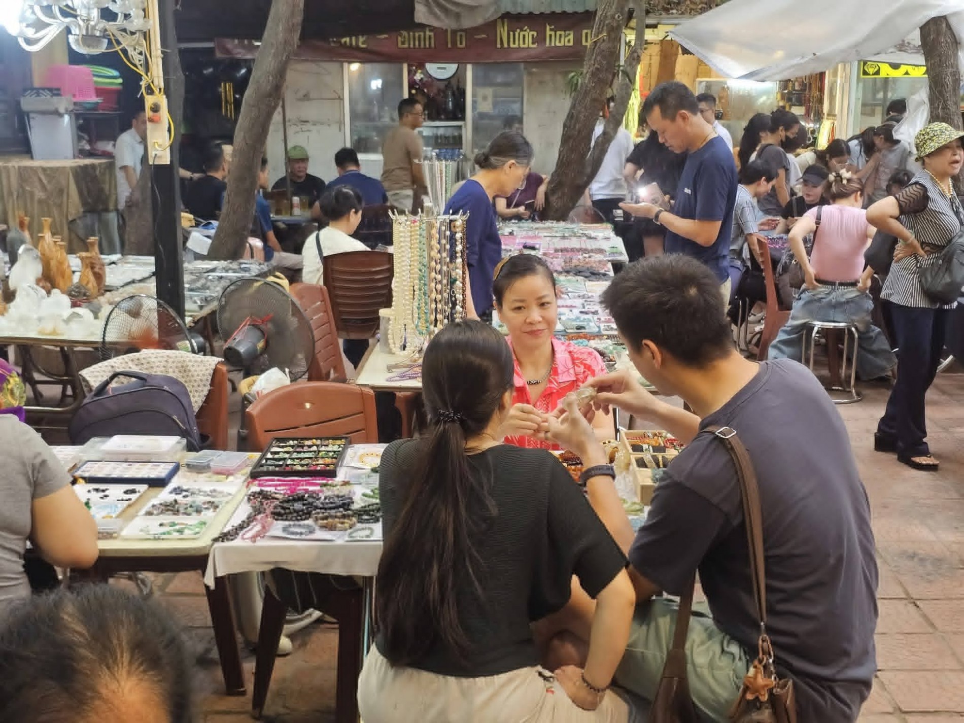 Khám phá phiên chợ đắt giá nhất Hà Nội chỉ họp đúng 4 tiếng ngày Chủ nhật Khám phá phiên chợ đắt giá nhất Hà Nội chỉ họp đúng 4 tiếng ngày Chủ nhật