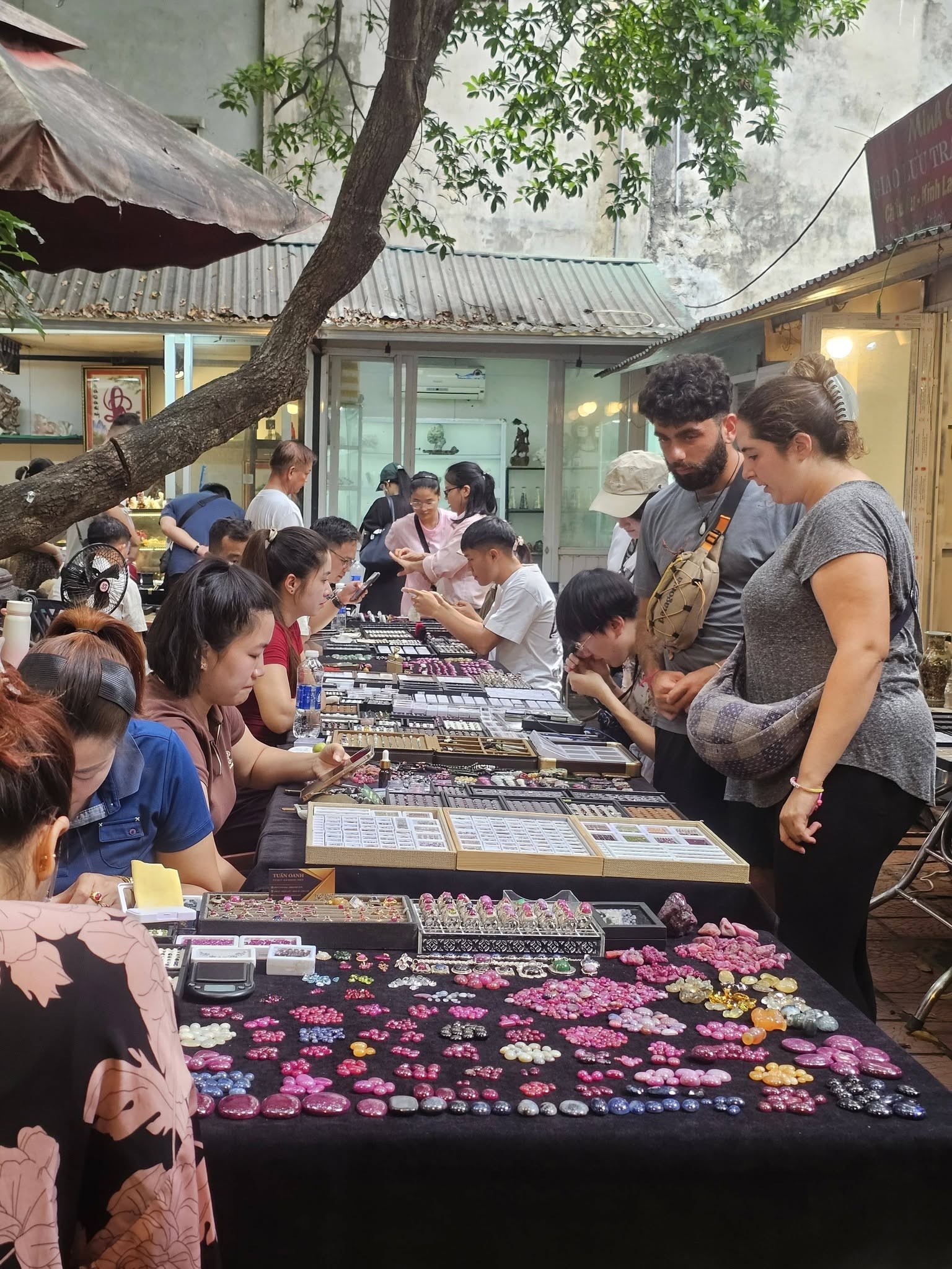Khám phá phiên chợ đắt giá nhất Hà Nội chỉ họp đúng 4 tiếng ngày Chủ nhật Khám phá phiên chợ đắt giá nhất Hà Nội chỉ họp đúng 4 tiếng ngày Chủ nhật