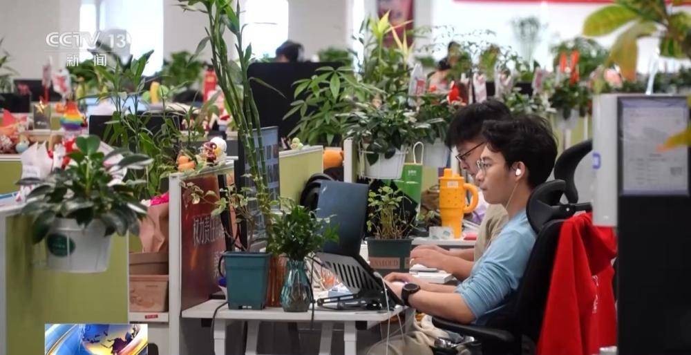Dân văn phòng biến bàn làm việc thành “nông trại mini” Dân văn phòng biến bàn làm việc thành “nông trại mini”