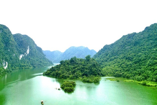 Thảo nguyên 100 ha ở Lạng Sơn: Mùa khô thả ngựa, mùa nước chèo kayak Thảo nguyên 100 ha ở Lạng Sơn: Mùa khô thả ngựa, mùa nước chèo kayak