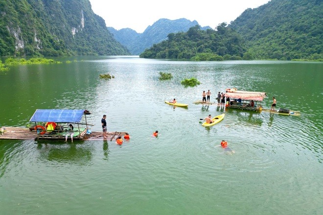 Thảo nguyên 100 ha ở Lạng Sơn: Mùa khô thả ngựa, mùa nước chèo kayak Thảo nguyên 100 ha ở Lạng Sơn: Mùa khô thả ngựa, mùa nước chèo kayak
