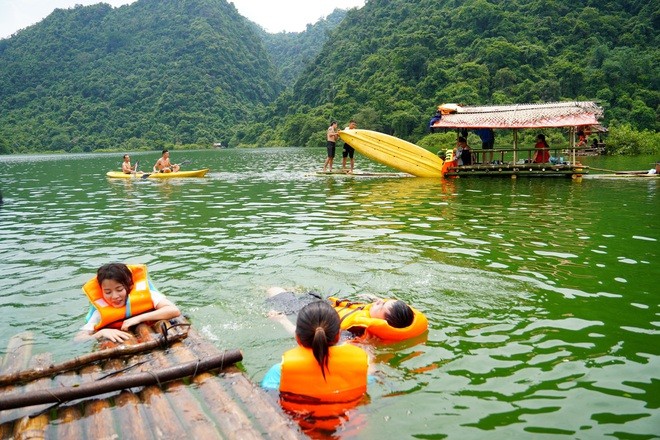 Thảo nguyên 100 ha ở Lạng Sơn: Mùa khô thả ngựa, mùa nước chèo kayak Thảo nguyên 100 ha ở Lạng Sơn: Mùa khô thả ngựa, mùa nước chèo kayak
