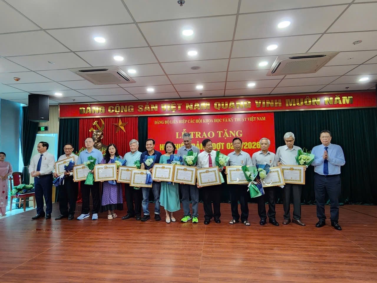 3 đảng viên Hội Sinh vật cảnh Việt Nam được trao Huy hiệu 35 năm tuổi Đảng 3 đảng viên Hội Sinh vật cảnh Việt Nam được trao Huy hiệu 35 năm tuổi Đảng