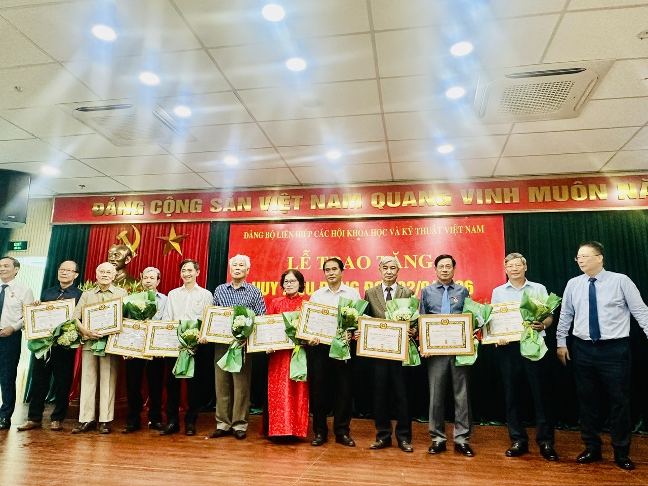3 đảng viên Hội Sinh vật cảnh Việt Nam được trao Huy hiệu 35 năm tuổi Đảng 3 đảng viên Hội Sinh vật cảnh Việt Nam được trao Huy hiệu 35 năm tuổi Đảng