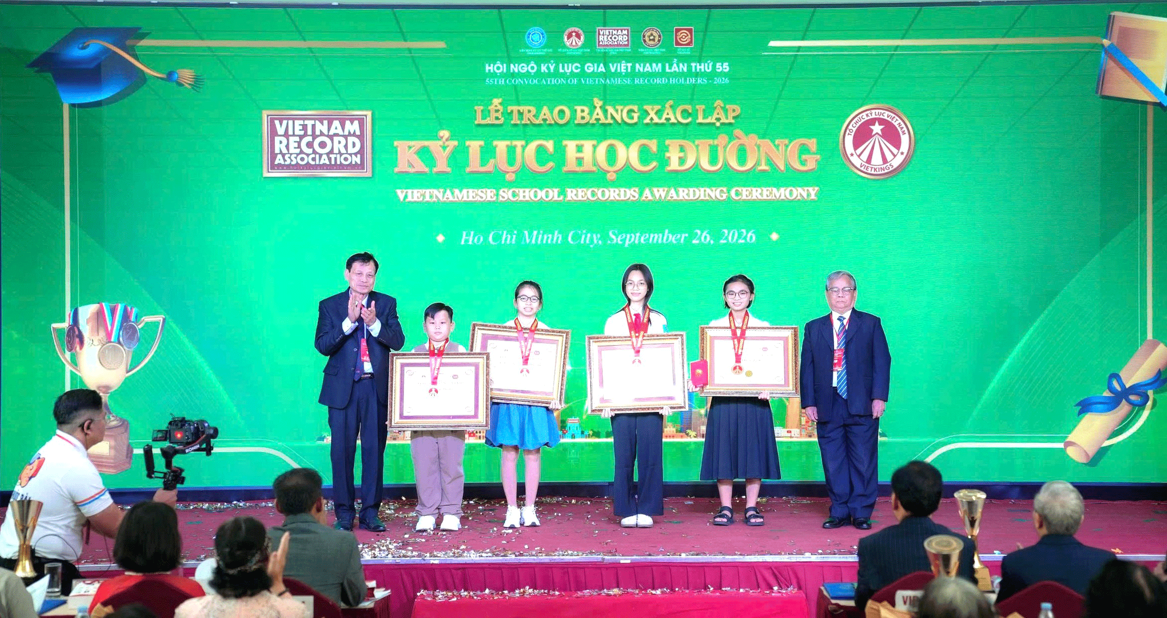 Vinh danh Tinh hoa kỷ lục thế giới và trao xác lập kỷ lục châu Á Vinh danh Tinh hoa kỷ lục thế giới và trao xác lập kỷ lục châu Á