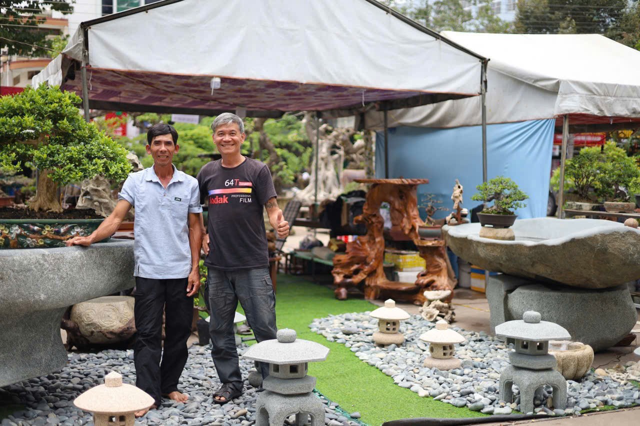 Rừng Tùng trên phiến gỗ - Khi nghệ thuật Bonsai bước ra khỏi chiếc chậu Rừng Tùng trên phiến gỗ - Khi nghệ thuật Bonsai bước ra khỏi chiếc chậu