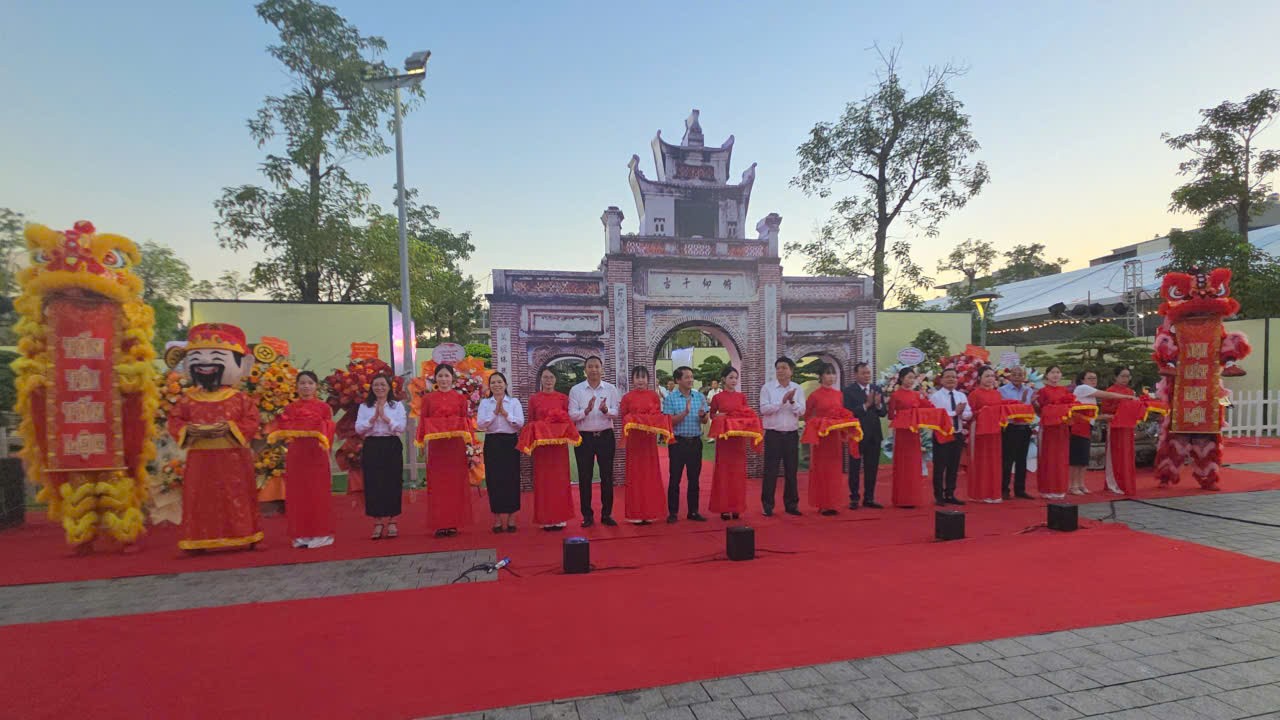Khai mạc triển lãm Cây cảnh nghệ thuật Đông Anh: Nơi hội tụ tinh hoa sinh vật cảnh Thủ đô Khai mạc triển lãm Cây cảnh nghệ thuật Đông Anh: Nơi hội tụ tinh hoa sinh vật cảnh Thủ đô