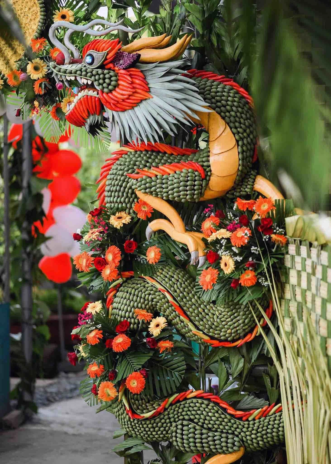 Cổng cưới rồng phụng từ hoa trái tự nhiên, nét độc đáo của miền Tây Cổng cưới rồng phụng từ hoa trái tự nhiên, nét độc đáo của miền Tây