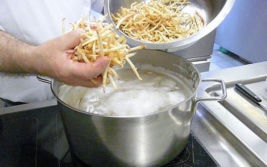 Loại rau đắt đỏ bậc nhất thế giới: Mỗi kg giá hàng chục triệu đồng, thu hoạch hoàn toàn bằng tay Loại rau đắt đỏ bậc nhất thế giới: Mỗi kg giá hàng chục triệu đồng, thu hoạch hoàn toàn bằng tay