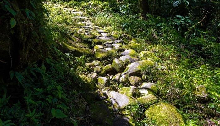 Trekking trên con đường đá cổ hơn 100 năm tuổi ở Tây Bắc Trekking trên con đường đá cổ hơn 100 năm tuổi ở Tây Bắc