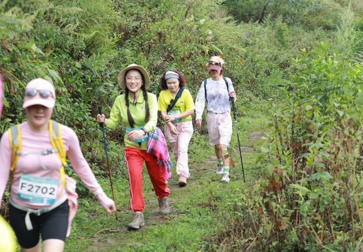 Trekking trên con đường đá cổ hơn 100 năm tuổi ở Tây Bắc Trekking trên con đường đá cổ hơn 100 năm tuổi ở Tây Bắc