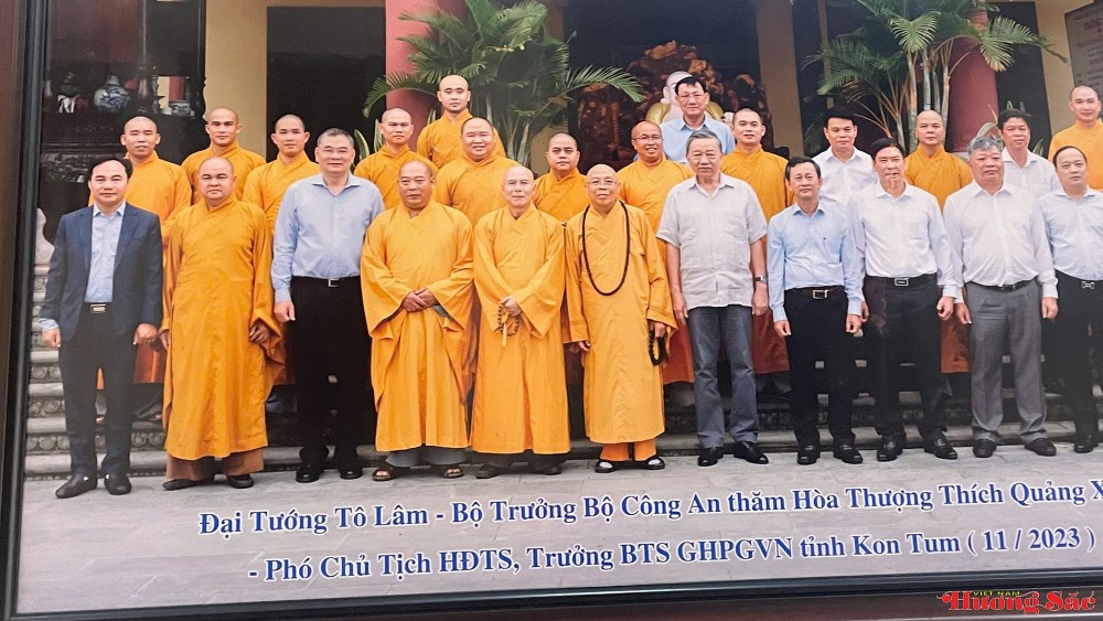 Bình minh bên 125 gốc chè 70 năm tuổi ở chùa Khánh Lâm, Măng Đen Bình minh bên 125 gốc chè 70 năm tuổi ở chùa Khánh Lâm, Măng Đen