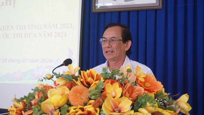 Ông Nguyễn Hữu Ngân- Phó giám đốc Sở Nội vụ, Phó Chủ tịch Thường trực Hội đồng Thi đua-Khen thưởng tỉnh phát biểu tại hội nghị.